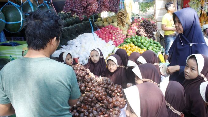 Outing Kelas 1 ke pasar buah Pada hari Senin, 9 September 2024 siswa kelas 1 SD IT Permata memulai kegiatan pembelajaran mereka dengan sebuah petualangan menarik ke pasar buah