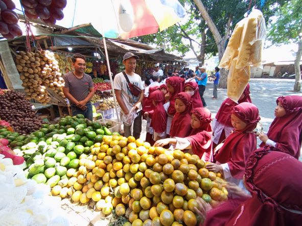 Kunjungan Siswa Kelas 2 SD IT Permata ke Pasar Buah Mastrip wujud kontekstualisasi Projek Penguatan Profil Pelajar Pancasila Tema Kewirausahaan